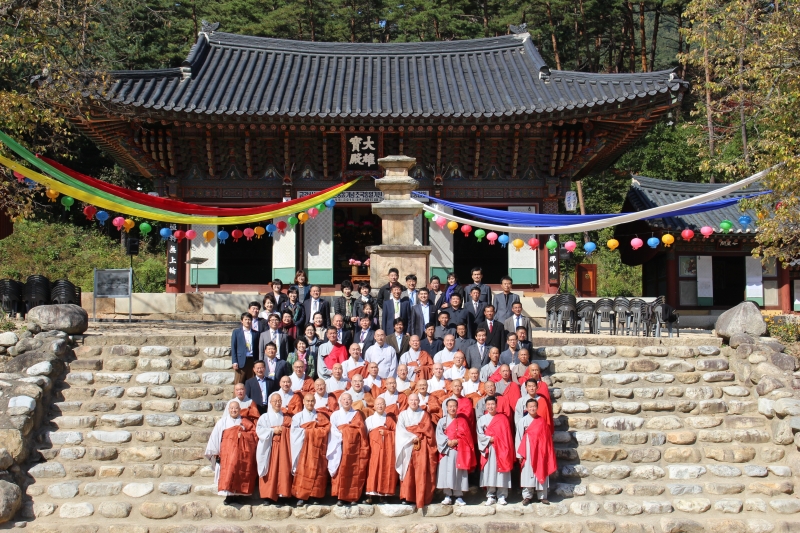 2015.10.15_금강산 신계사 8주년 남북합동법회, 신계사 앞 단체샷 (3)